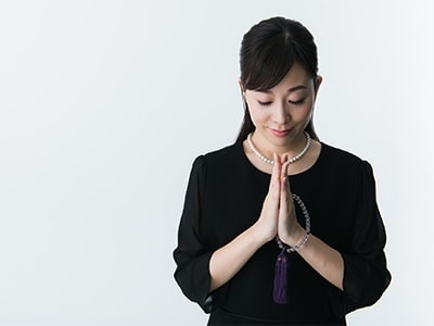 手を合わせる女性の画像