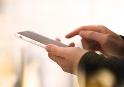 スマホを持つ女性の手